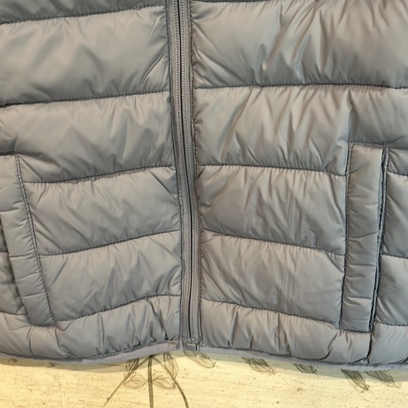 Old Navy Puffer Jacket. Size M(8). Packable. Has place for Name and Loop - Picture 4 of 8